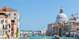 Vaporetto – lodní linka do Benátek Pohled na kanál v Benátkách