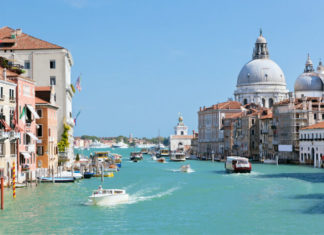 Vaporetto – lodní linka do Benátek Pohled na kanál v Benátkách