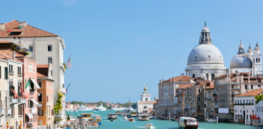 Výlet lodí do Benátek a okolí Caorle Pohled na kanál v Benátkách