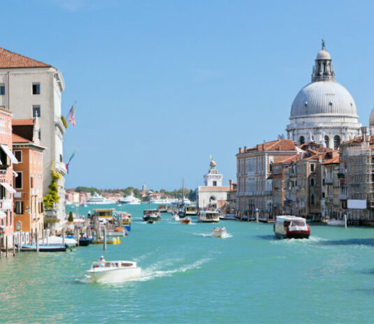 Vaporetto – lodní linka do Benátek Pohled na kanál v Benátkách