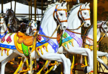 Vyřezávaní koně na starožitném kolotoči Lignano Sabbiadoro Carrousel v Lignanu