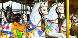 Kolotoč Lignano Sabbiadoro Carrousel Vyřezávaní koně na starožitném kolotoči Lignano Sabbiadoro Carrousel v Lignanu