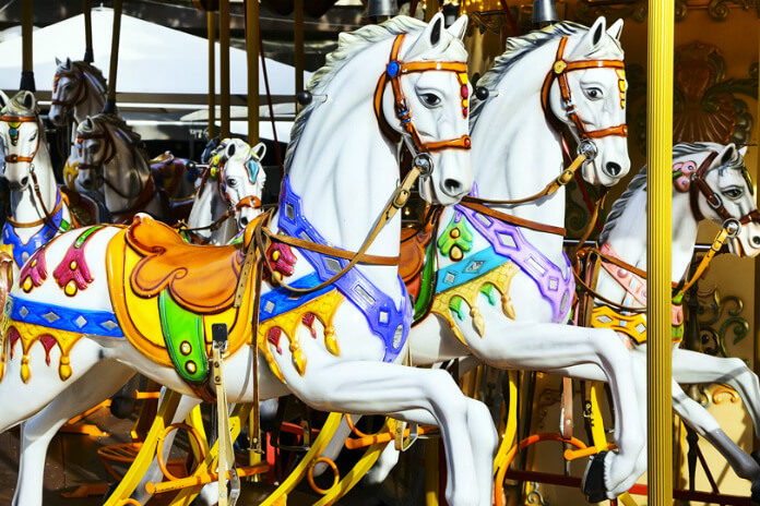 Vyřezávaní koně na starožitném kolotoči Lignano Sabbiadoro Carrousel v Lignanu