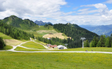 Pohled na dolní stanici lanovky Grafenberg ve Wagrainu