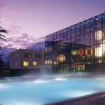 Pohled na venkovní bazény lázní Merano