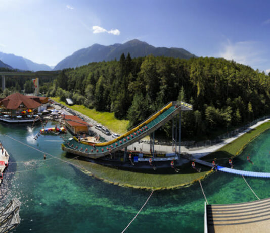 Panoramatický pohled na outdoorový park Area 47 v údolí Ötztal