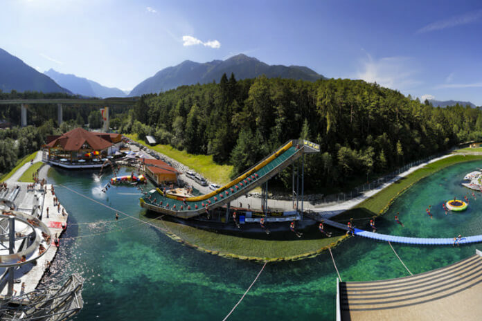 Panoramatický pohled na outdoorový park Area 47 v údolí Ötztal