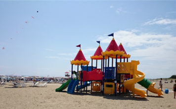 Dětské prolézačky na plážy v Cavallinu