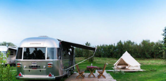 Užijte si legendární Airstream u moře se slevou 20% Airstream karavan v Cavallinu