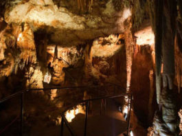 Krápníková jeskyně Baredine Krápníková jeskyně Baredine