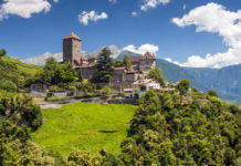 Hrad Tirol u Merana Hrad Tirol (Tyrol, Tirolo) v oblasti Merana
