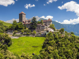 Hrad Tirol u Merana Hrad Tirol (Tyrol, Tirolo) v oblasti Merana