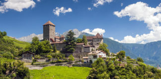 Hrad Tirol u Merana Hrad Tirol (Tyrol, Tirolo) v oblasti Merana