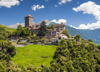 Hrad Tirol (Tyrol, Tirolo) v oblasti Merana