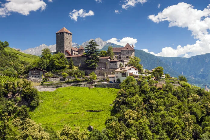 Hrad Tirol (Tyrol, Tirolo) v oblasti Merana Hrad Tirol (Tyrol, Tirolo) v oblasti Merana