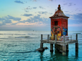 Historický maják na pláži v Lignanu