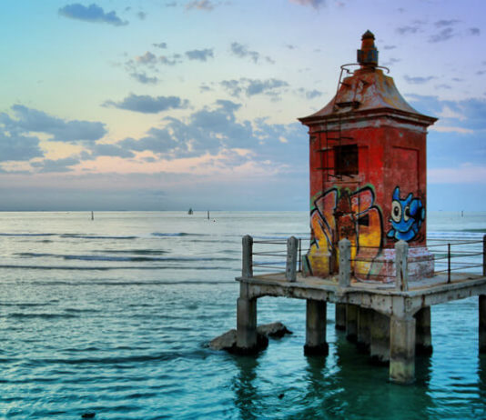 Faro rosso – historický maják v Lignanu Historický maják na pláži v Lignanu