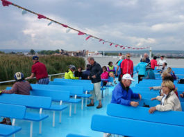 Trajekty pro cyklisty na Neziderském jezeře Příjemné posezení na horní palubě trajektu z Mörbische do Illmitzu