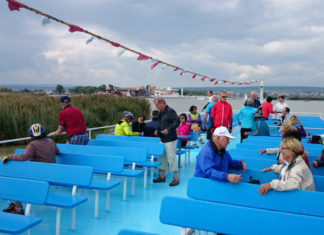 Trajekty pro cyklisty na Neziderském jezeře Příjemné posezení na horní palubě trajektu z Mörbische do Illmitzu