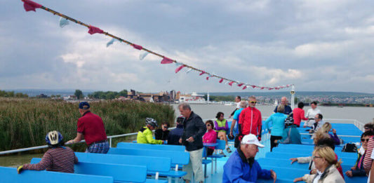 Trajekty pro cyklisty na Neziderském jezeře Příjemné posezení na horní palubě trajektu z Mörbische do Illmitzu
