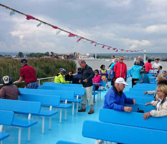 Příjemné posezení na horní palubě trajektu z Mörbische do Illmitzu