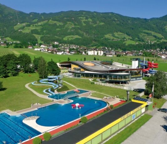 Erlebnistherme Zillertal ve Fügenu Erlebnistherme Zillertal - venkovní bazény