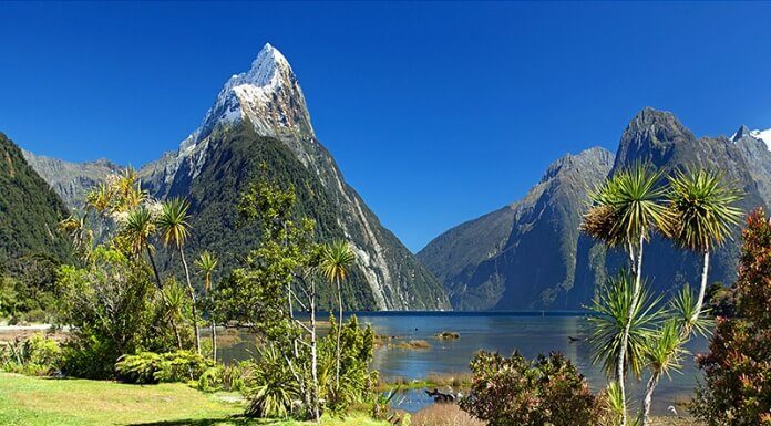 Nejvyšší mořské útesy světa Milford Sound a Mitre Peak na Novém Zélandu