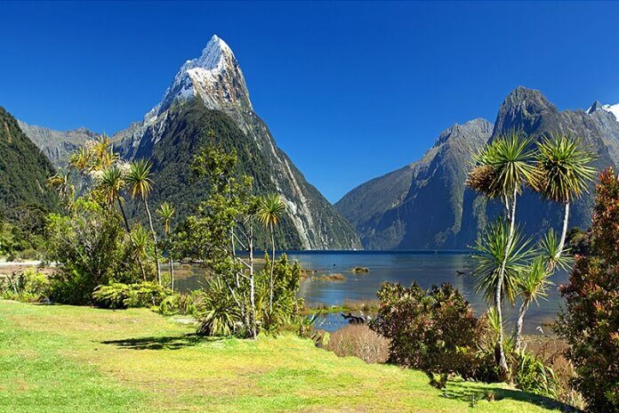 Milford Sound a Mitre Peak na Novém Zélandu