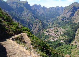 Oslí stezkou na vyhlídku Miradouro da Eira do Serrado Sestup Oslí stezkou do Curral das Freiras