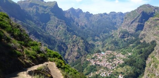 Sestup Oslí stezkou do Curral das Freiras