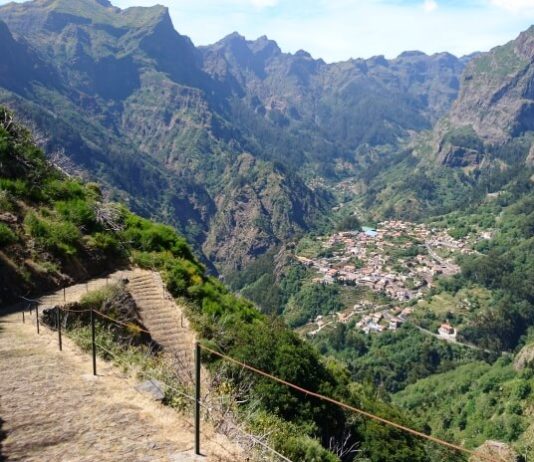 Sestup Oslí stezkou do Curral das Freiras