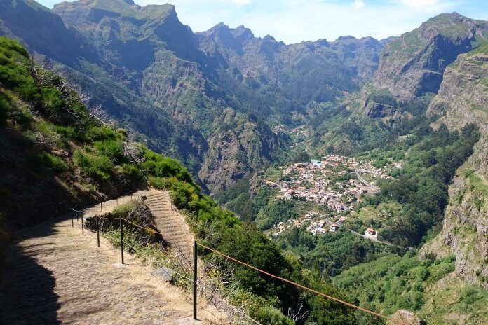 Sestup Oslí stezkou do Curral das Freiras