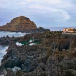 Porto Moniz - pohled na vulkanické útesy z promenády