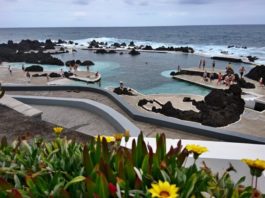 Přírodní bazény s mořskou vodou v Porto Moniz Koupání ve vulkanických přírodních bazénech v Porto Moniz