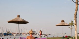 Pláž a koupaliště v Rustu