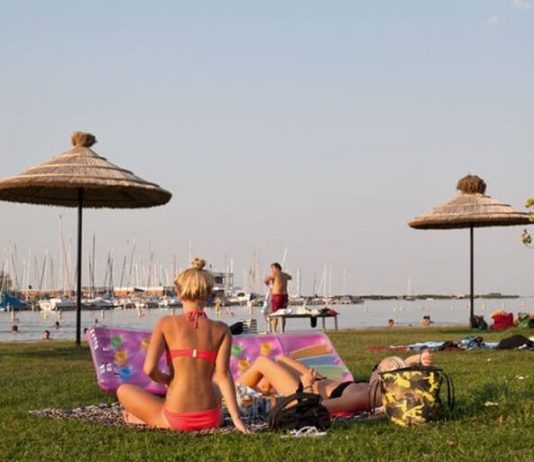 Pláž a koupaliště v Rustu