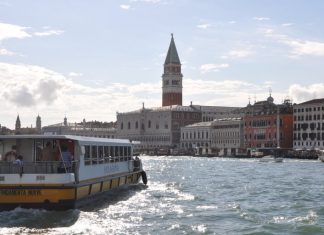 Benátky: Poplatek za vstup do města (Contributo di Accesso a Venezia) Dóžecí palác na náměstí San Marco (Benátky)