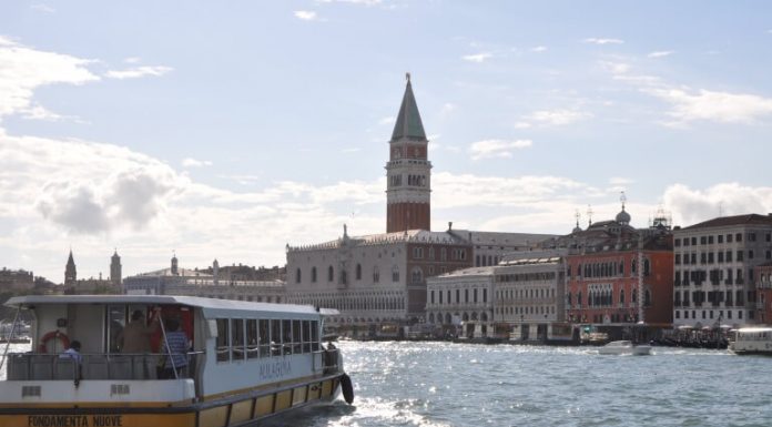 Benátky: Poplatek za vstup do města (Contributo di Accesso a Venezia) Dóžecí palác na náměstí San Marco (Benátky)