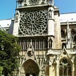 Pohled z paluby batobusu na katedrálu Notre-Dame