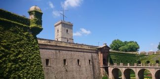 Hrad Montjuïc a zahrady Jardins del Mirador de l’Alcalde Pevnost Montjuïc v Barceloně