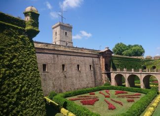 Hrad Montjuïc a zahrady Jardins del Mirador de l’Alcalde Pevnost Montjuïc v Barceloně