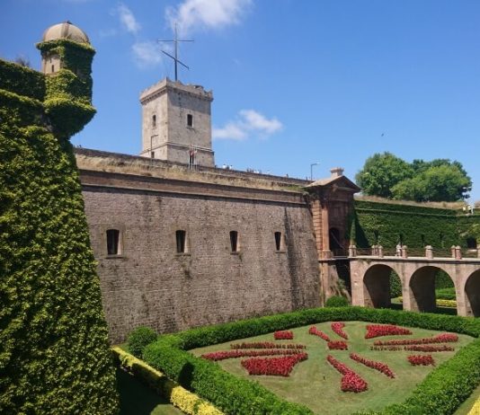 Hrad Montjuïc a zahrady Jardins del Mirador de l’Alcalde Pevnost Montjuïc v Barceloně