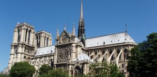 Vyhlídková plavba po Seině Pohled na katedrálu Notre-Dame z lodi