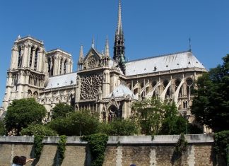 Vyhlídková plavba po Seině Pohled na katedrálu Notre-Dame z lodi