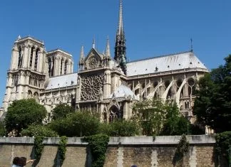 Vyhlídková plavba po Seině Pohled na katedrálu Notre-Dame z lodi