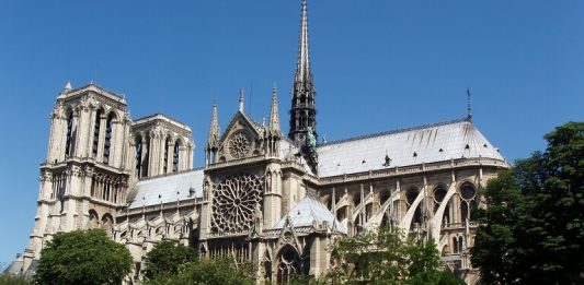 Vyhlídková plavba po Seině Pohled na katedrálu Notre-Dame z lodi