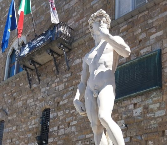 Replika sochy Davida od Michelangela Buonarrotiho na náměstí Piazza della Signoria