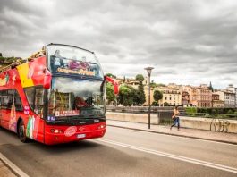 Vyhlídkový autobus ve Florencii