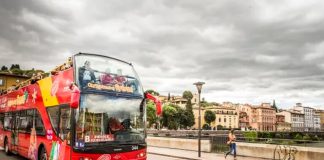 Vyhlídkový autobus ve Florencii