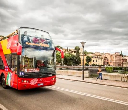 Vyhlídkový autobus ve Florencii